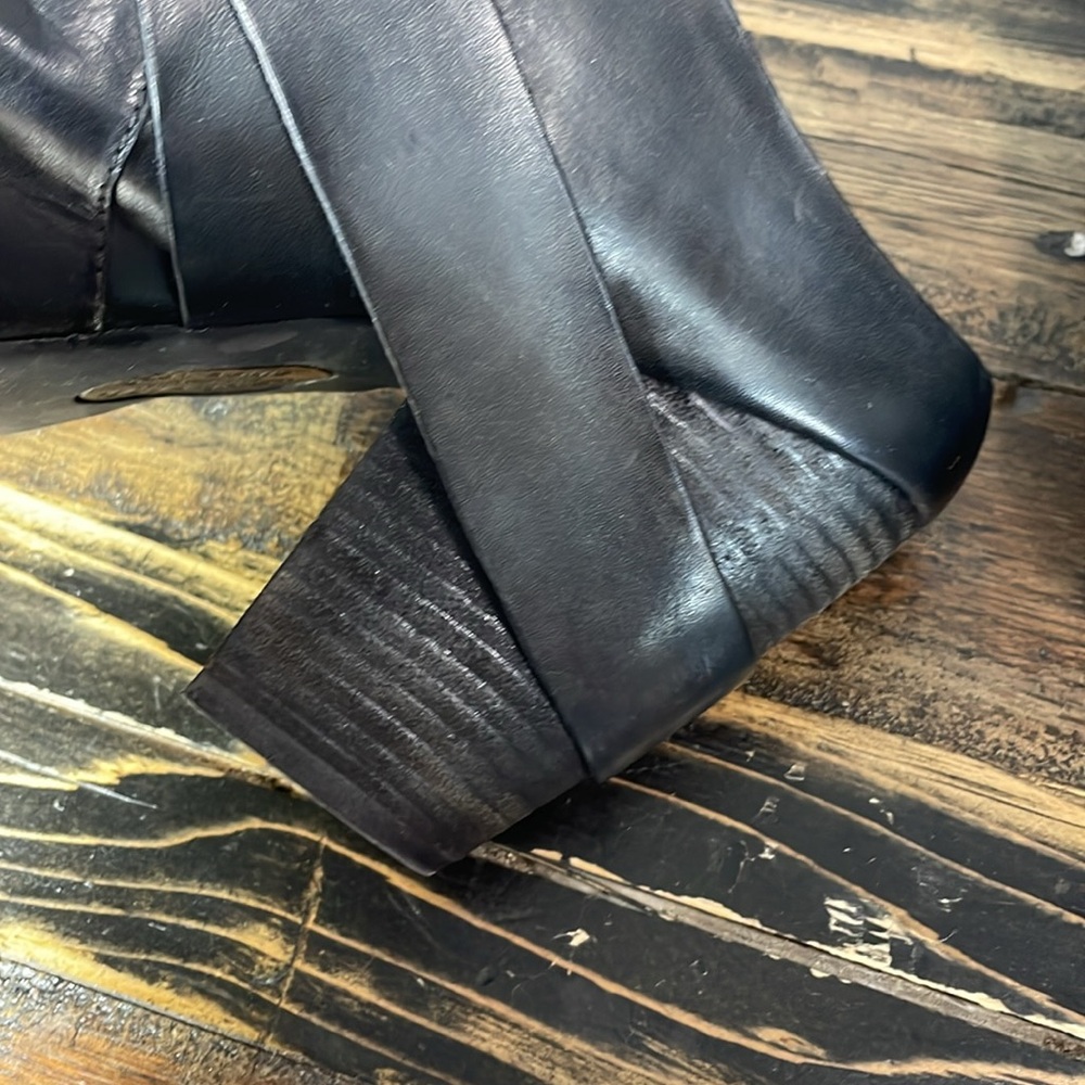 Kork-Ease clogs with wooden heel black size 11/43
Size 11 size 43 one tack gone - Picture 10 of 17